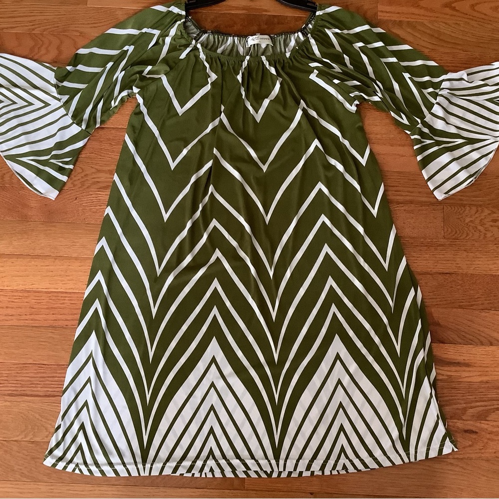 Olive Green & Ivory Chevron Knee Length Midi Dress 3/4 Sleeves flared cuffs M/L